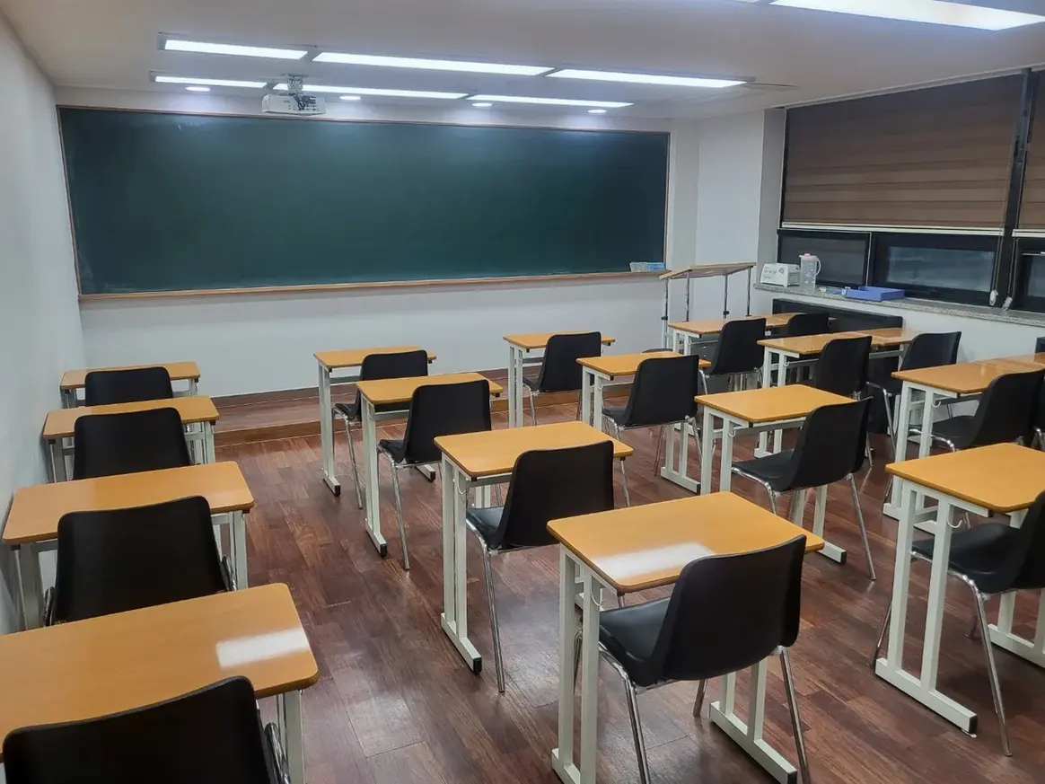 창원시 진해구 두동 스터디룸 미팅룸 장비 주변 정밀 위생청소 사례 - 행진크린