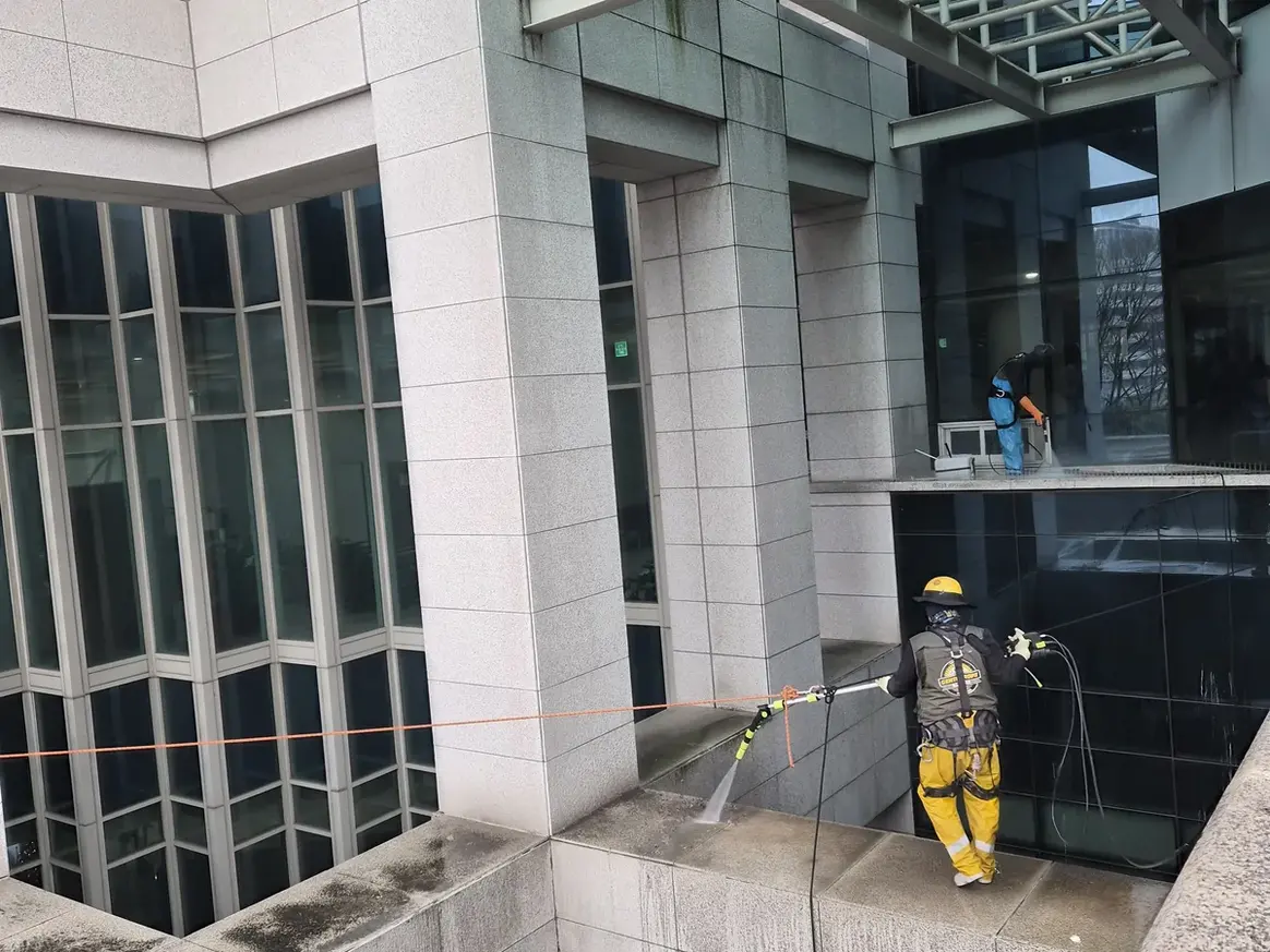 창원시 진해구 두동 상가건물 옥상 파라펫 장비 주변 정밀 위생청소 사례 - 행진크린