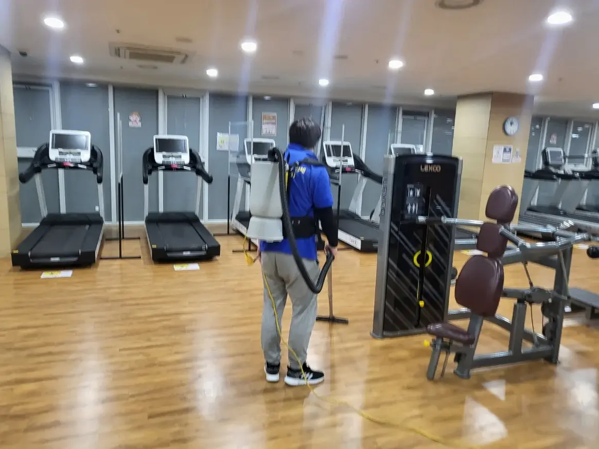 김해시 무계동 헬스장 샤워실 장비 주변 정밀 위생청소 사례 - 행진크린