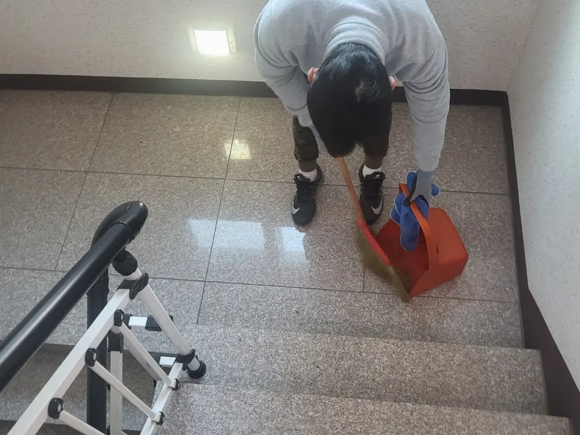 창녕군 남지읍 빌라 공동현관 장비 주변 정밀 위생청소 사례 - 행진크린