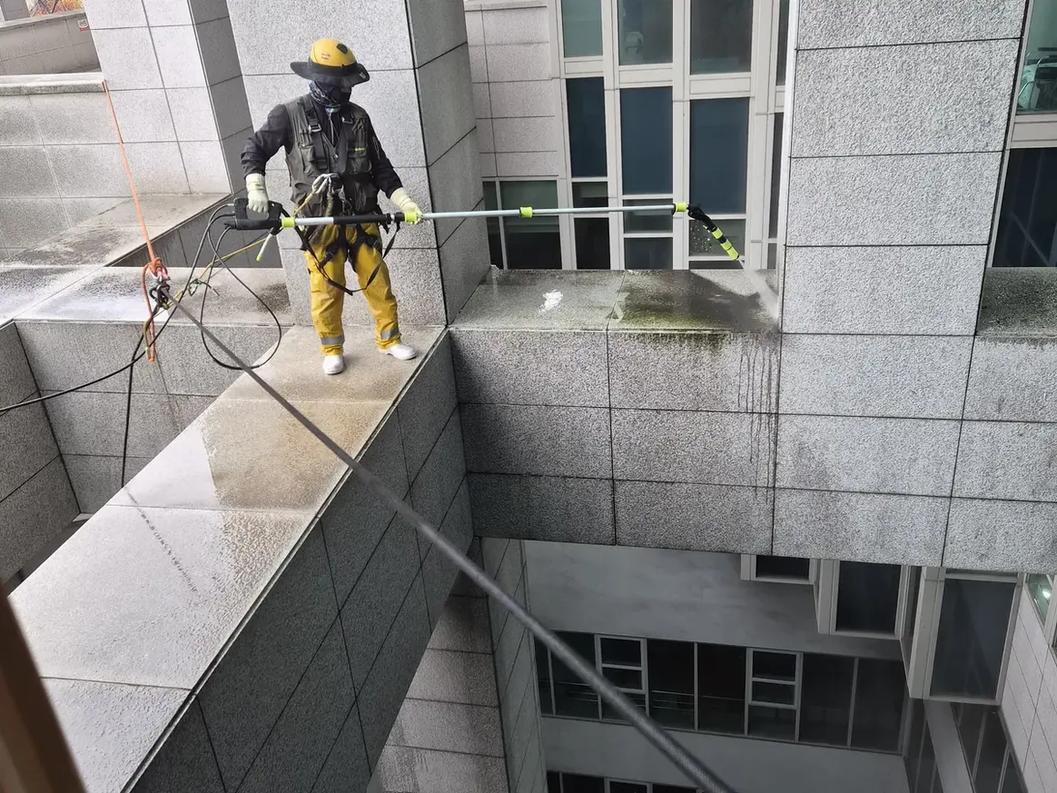 창원시 진해구 석동 상가건물 줄눈·실리콘 옥상 파라펫 위생청소 사례 - 행진크린