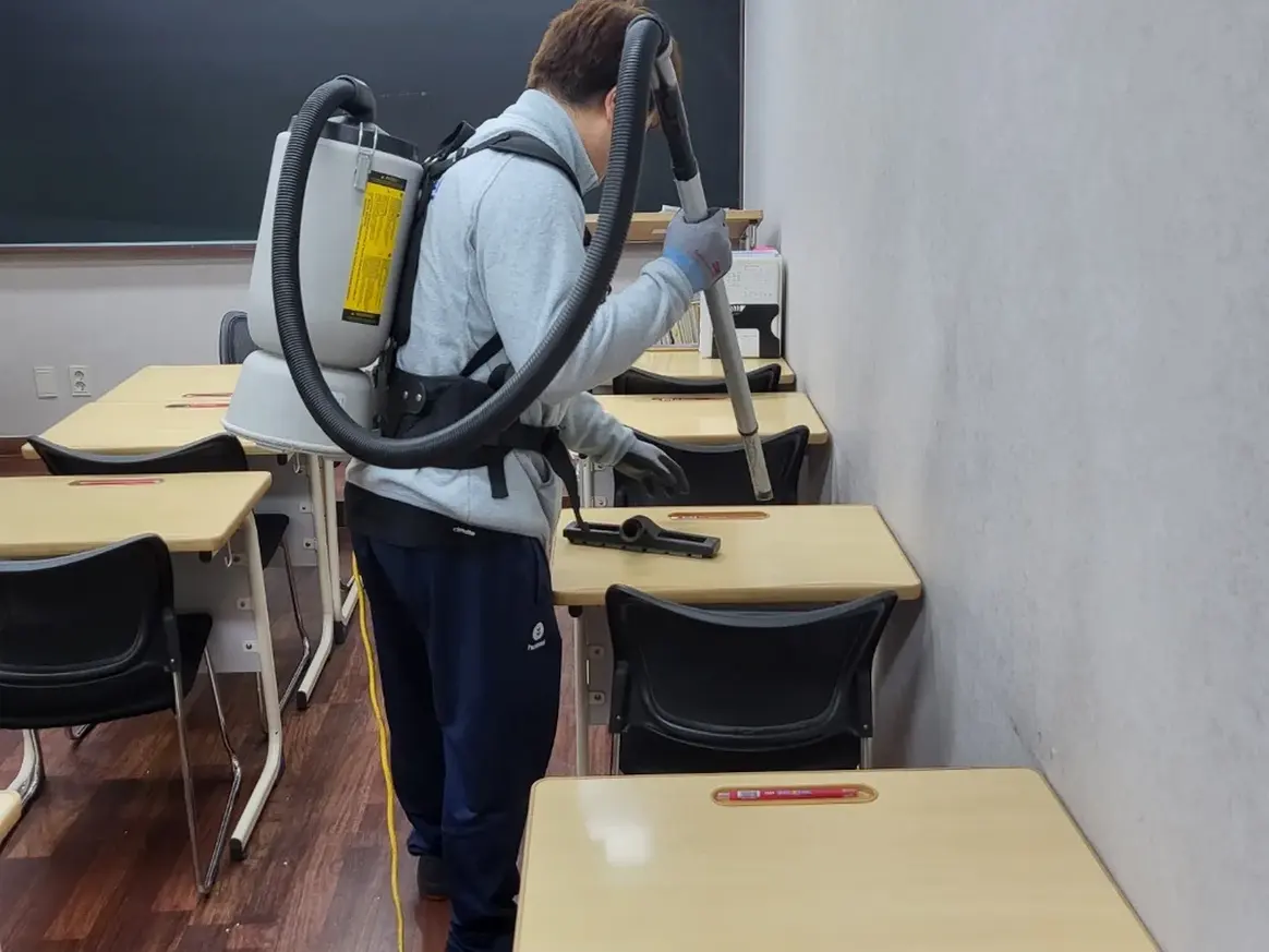 거제시 상동동 학교 현관·중앙홀 바닥 위생청소 사례 - 행진크린