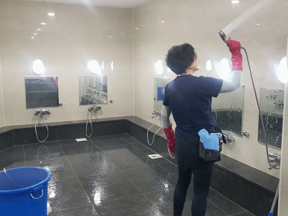 거제시 상동동 목욕탕 탈의실·파우더룸 바닥 위생청소 사례 - 행진크린