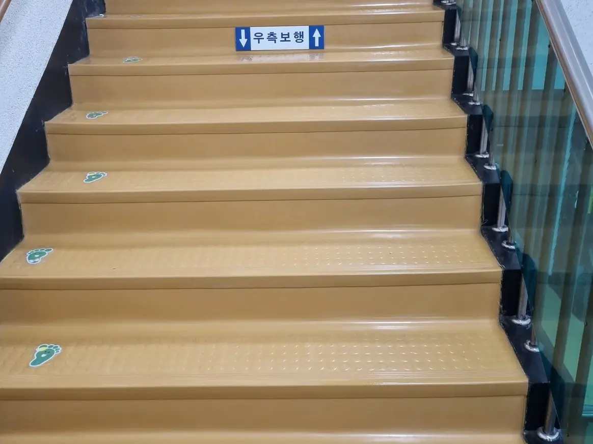 고성군 삼산면 어린이집 현관·신발장 바닥 위생청소 사례 - 행진크린